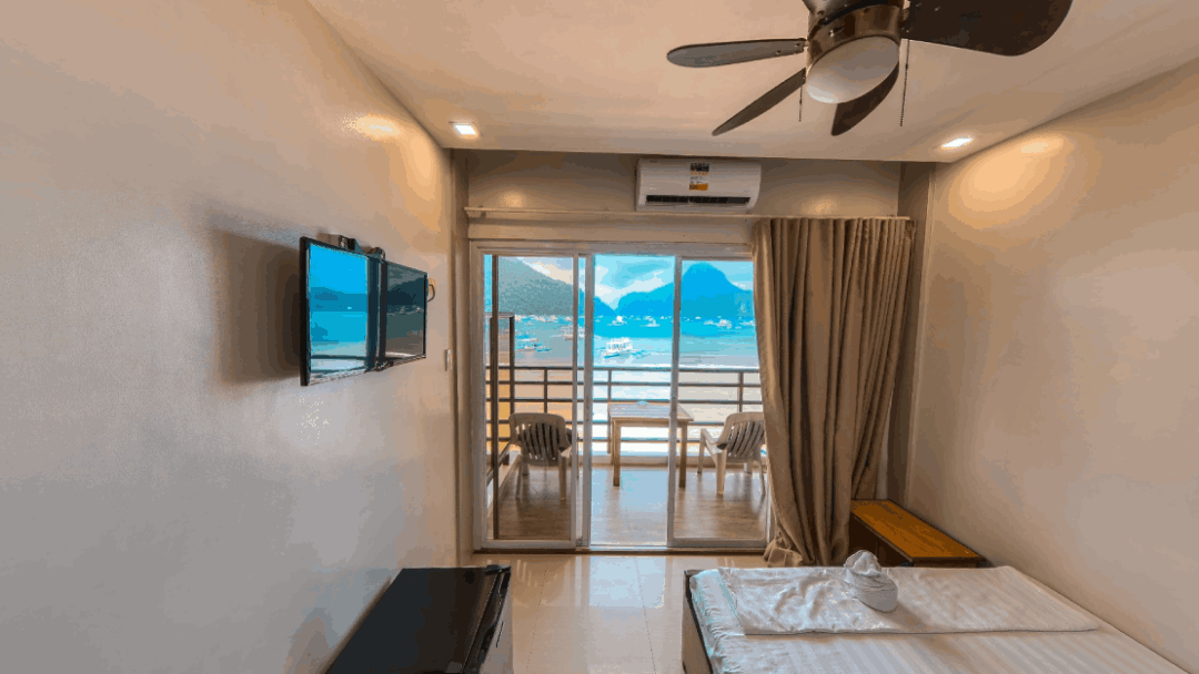 Beachfront Hotel in El Nido